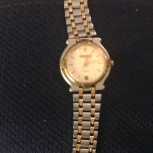Vintage Gucci Ladies Watch. Needs battery.
